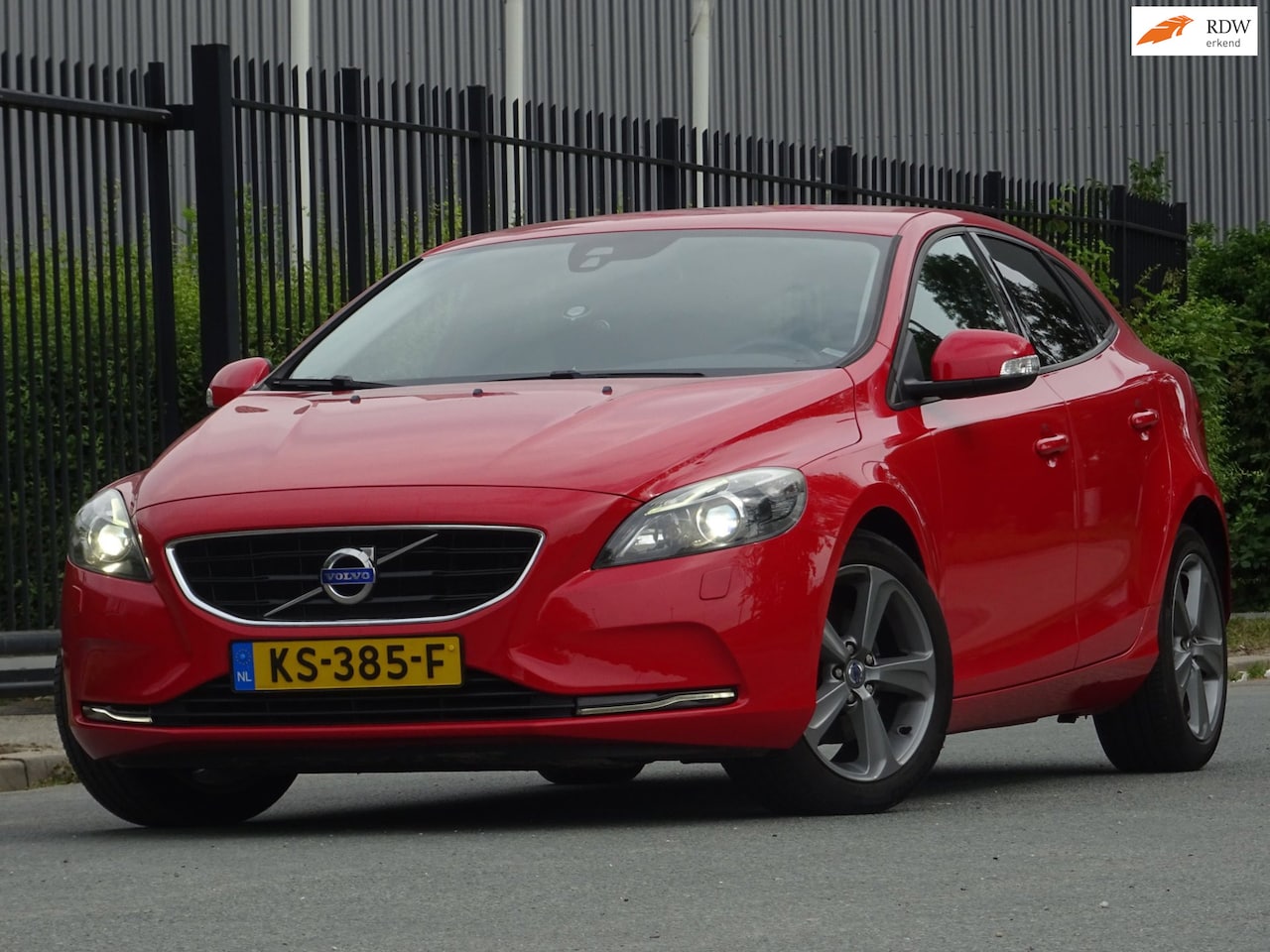 Volvo V40 - 1.6 T2 R-Design 124DKM/XENON/LED/PDC/APK 04-2027 - AutoWereld.nl