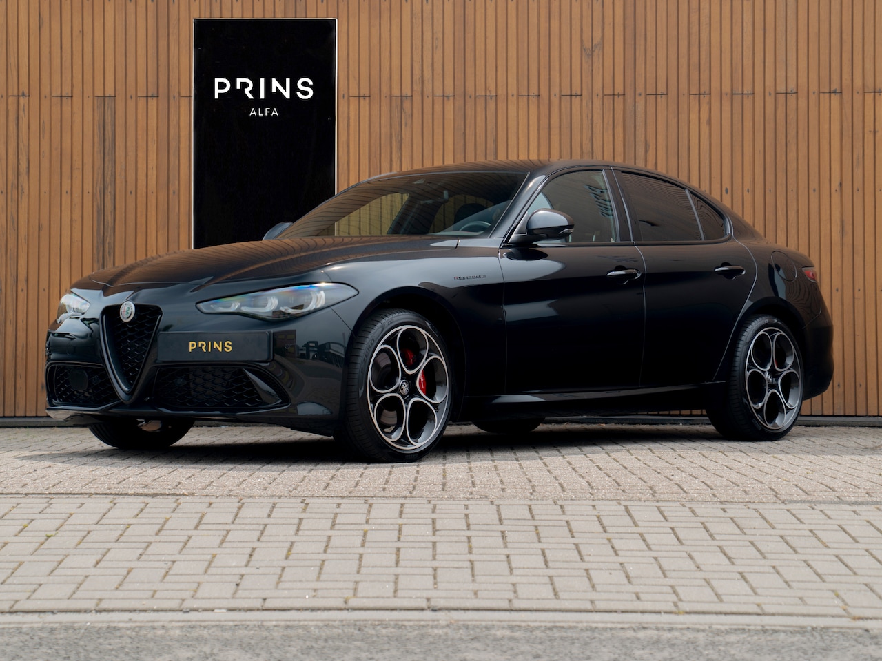 Alfa Romeo Giulia - 2.0 T GME AWD Competizione Staat in loods klaar voor foto - AutoWereld.nl