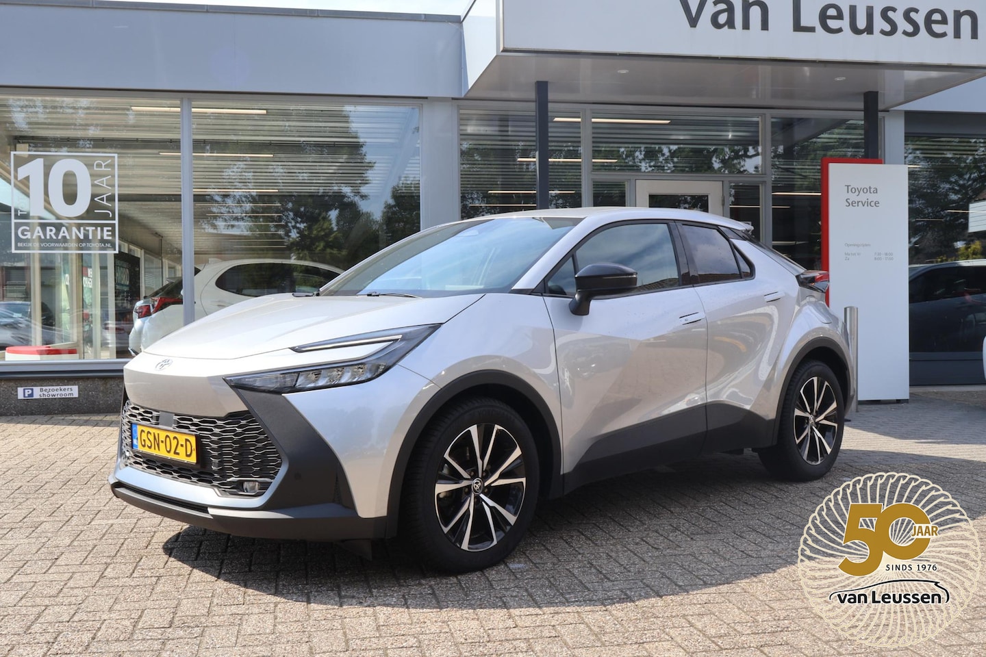 Toyota C-HR - HYBRID 140 DYNAMIC APPLE/ANDROID BLIND-SPOT KEYLESS PARKSENSOREN PARKCAMERA AD-CRUISE NL-A - AutoWereld.nl