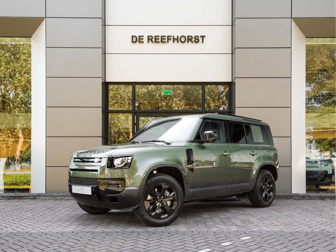 Land Rover Defender 110 - P300e 110 Forest Edition Khaki Interior | Cold Climate Pack | Afneembare trekhaak - AutoWereld.nl