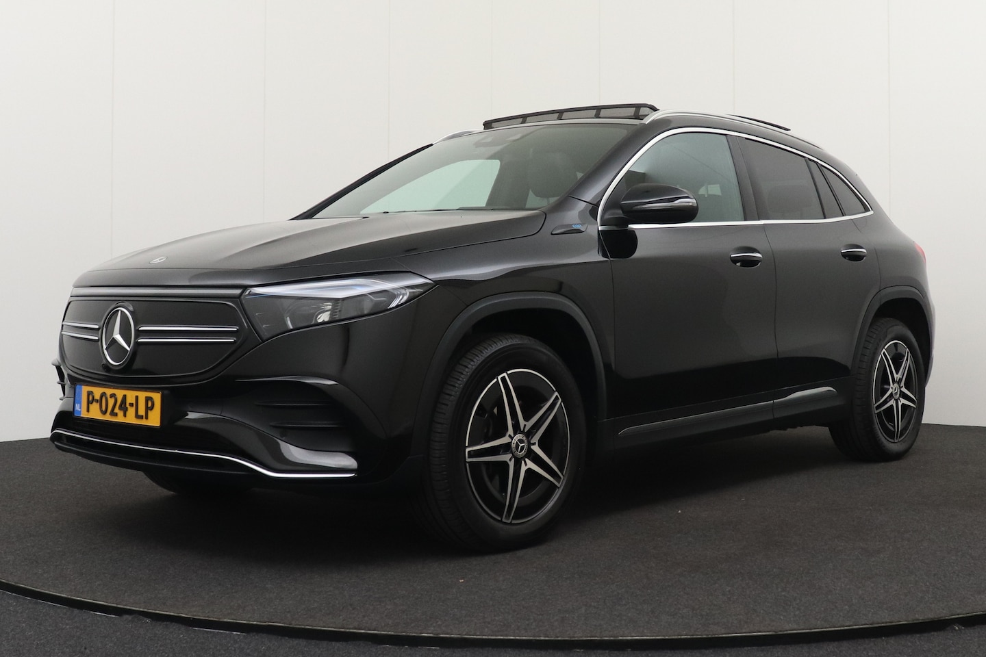 Mercedes-Benz EQA - 250 Business AMG 67 kWh (95%SOH) Pano-Dak Memory Sfeerverlichting - AutoWereld.nl
