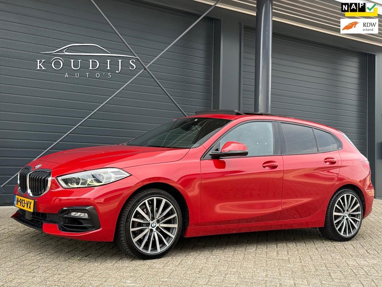 BMW 1-serie - 118i High Executive 118i High Executive, Panodak, Sport/Shadow line, Trekhaak afn., Leder - AutoWereld.nl