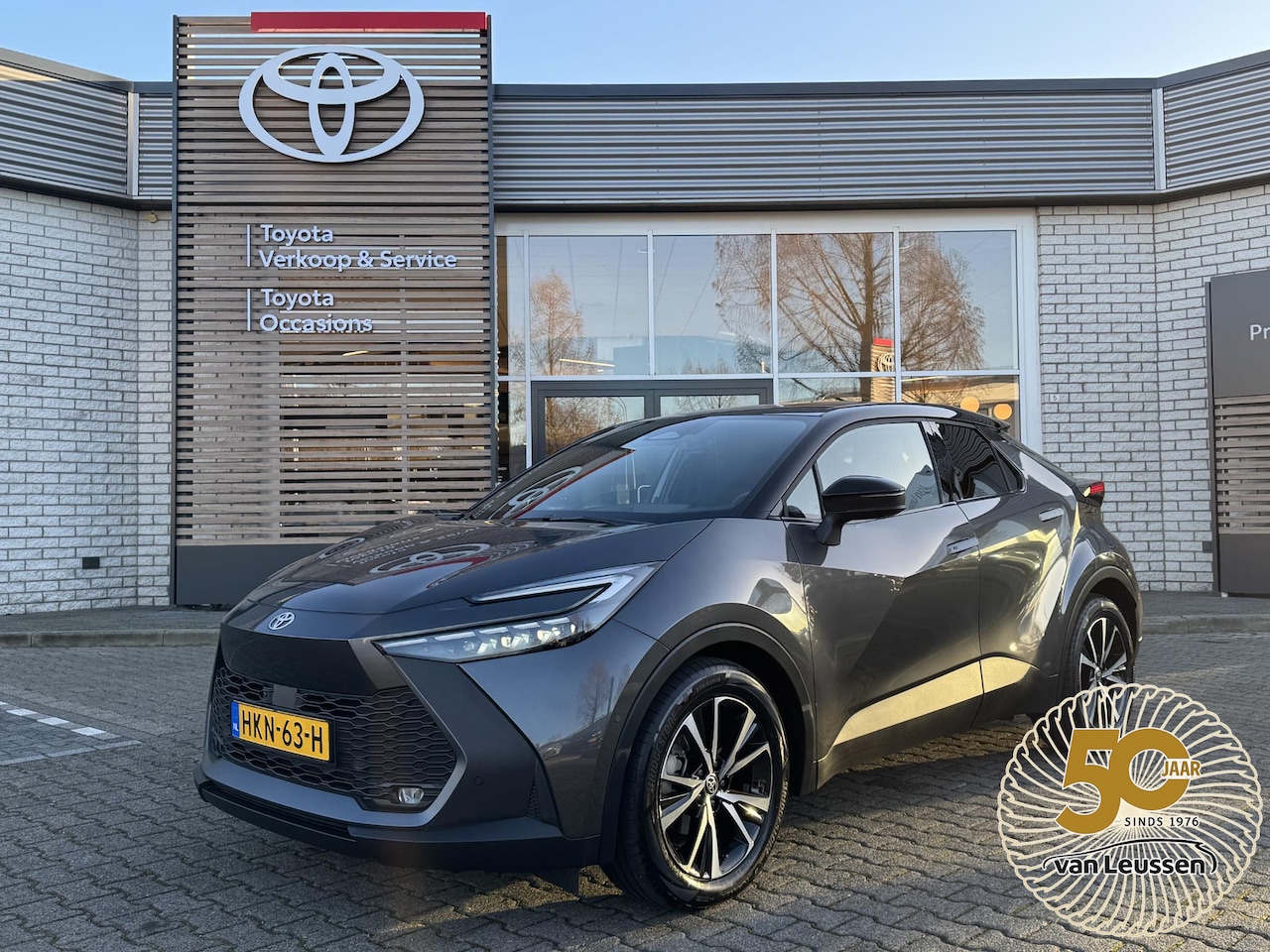 Toyota C-HR - 1.8 HYBRID 140 FIRST EDITION 360°CAMERA EL-ACHTERKLEP NAVI PARK-SENSOREN BLIND SPOT 18'' L - AutoWereld.nl