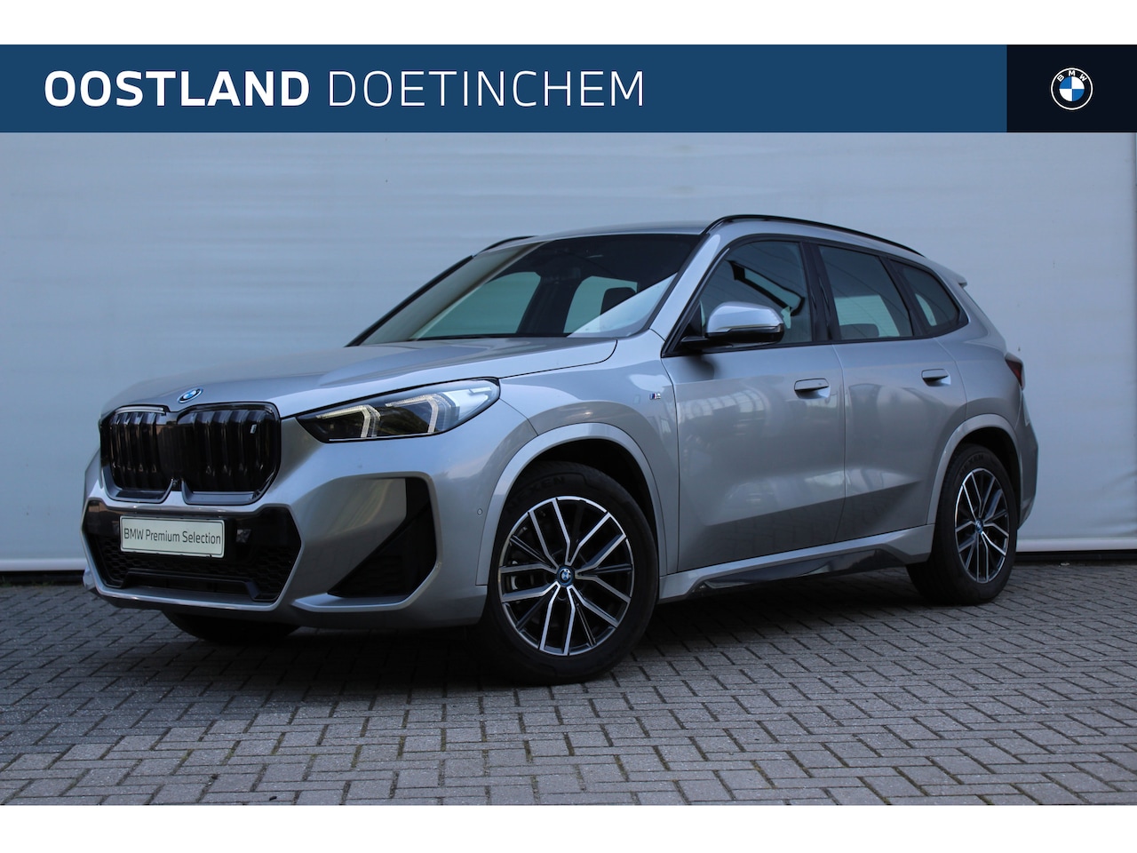 BMW iX1 - xDrive30 M Sport / Sportstoelen / Trekhaak / M Adaptief onderstel / Adaptieve LED / Parkin - AutoWereld.nl