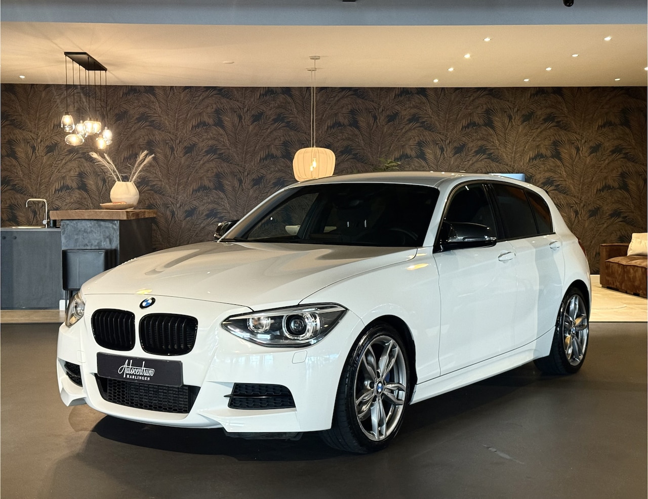 BMW 1-serie - M135i xDrive I M-Pakket I Automaat I Groot Navi - AutoWereld.nl