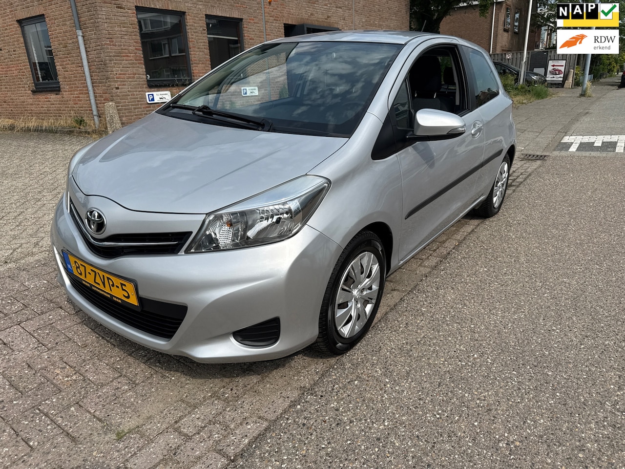 Toyota Yaris - 1.3 VVT-i Aspiration 1.3 VVT-i Aspiration - AutoWereld.nl