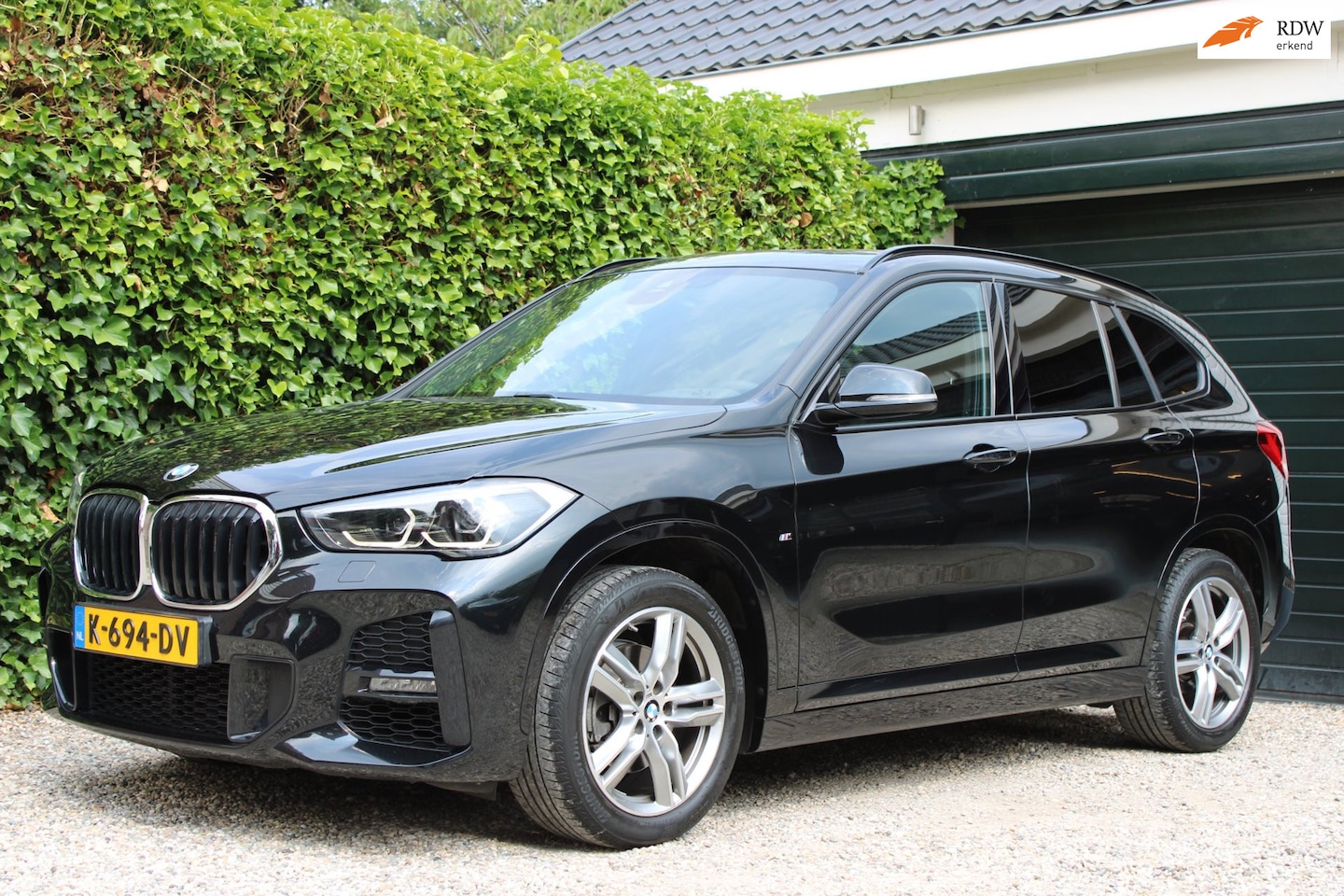 BMW X1 - SDrive18i Executive Edition | M-Pakket | Panorama dak | Stoelverwarming - AutoWereld.nl