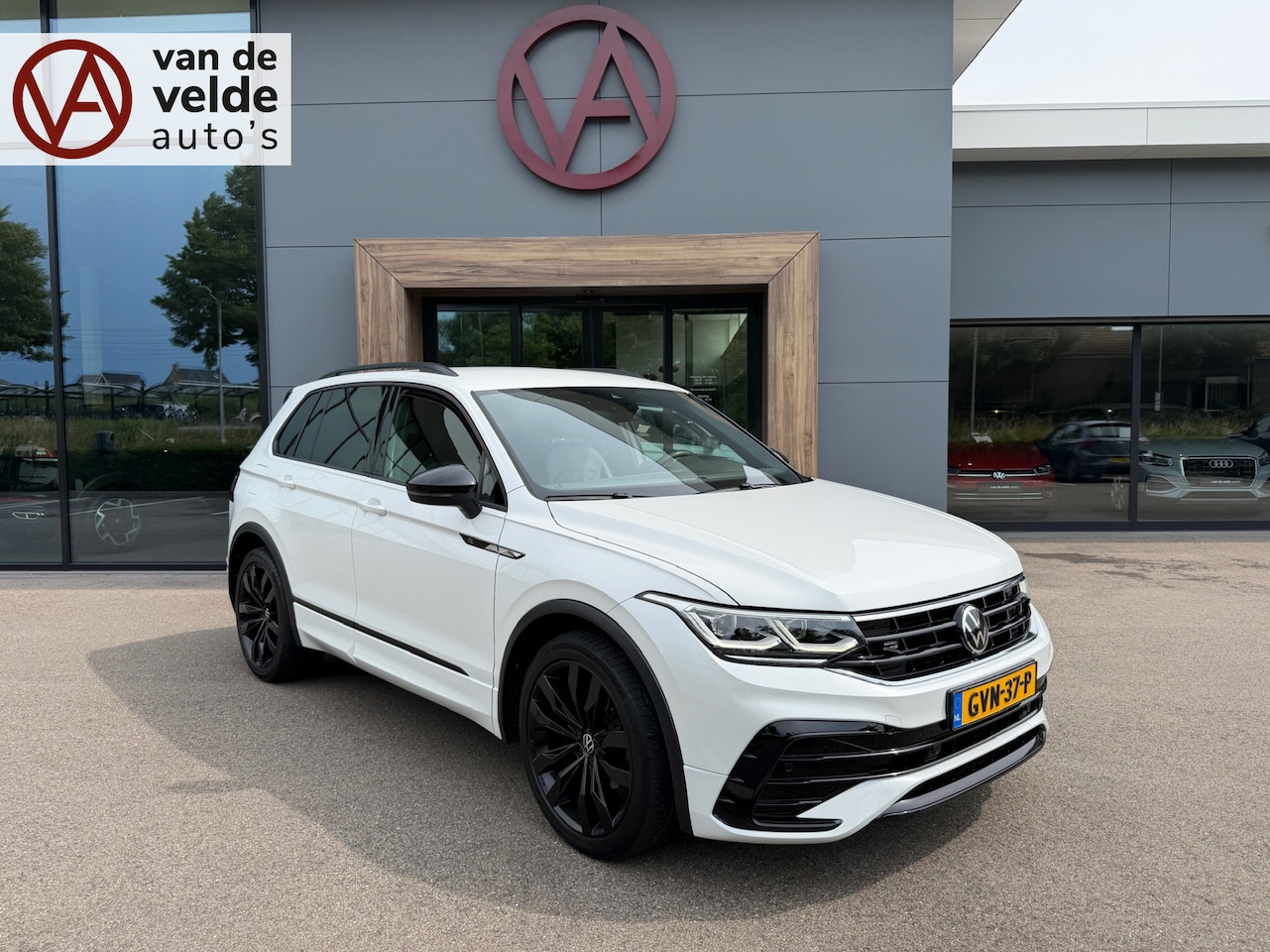 Volkswagen Tiguan - 1.5 TSI 150pk DSG R-Line | Trekhaak | Camera | Carplay | 20 Inch | Elek. Achterklep | Rijk - AutoWereld.nl