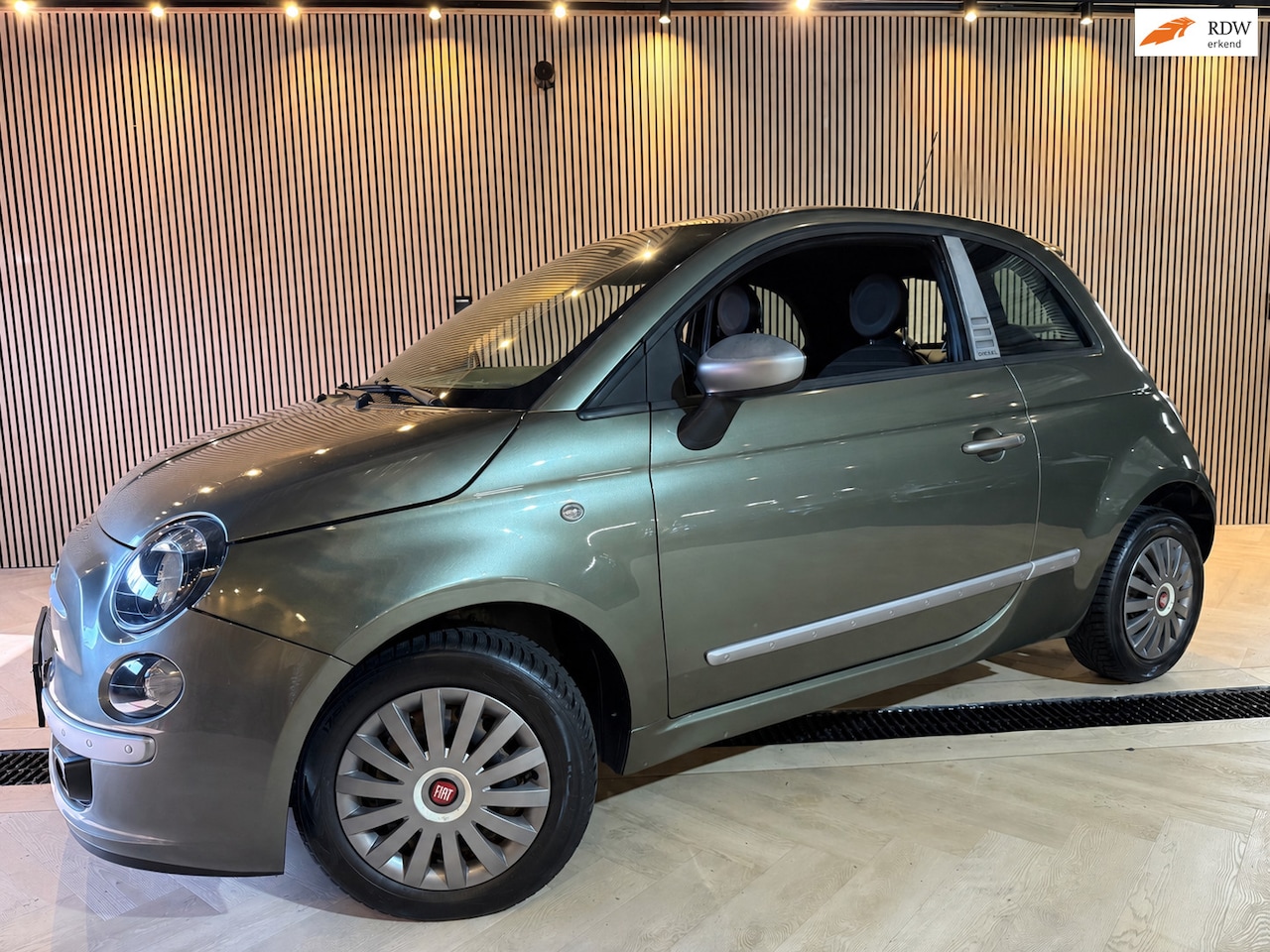 Fiat 500 - 1.2 Olijfgroen | Carplay | Pano - AutoWereld.nl