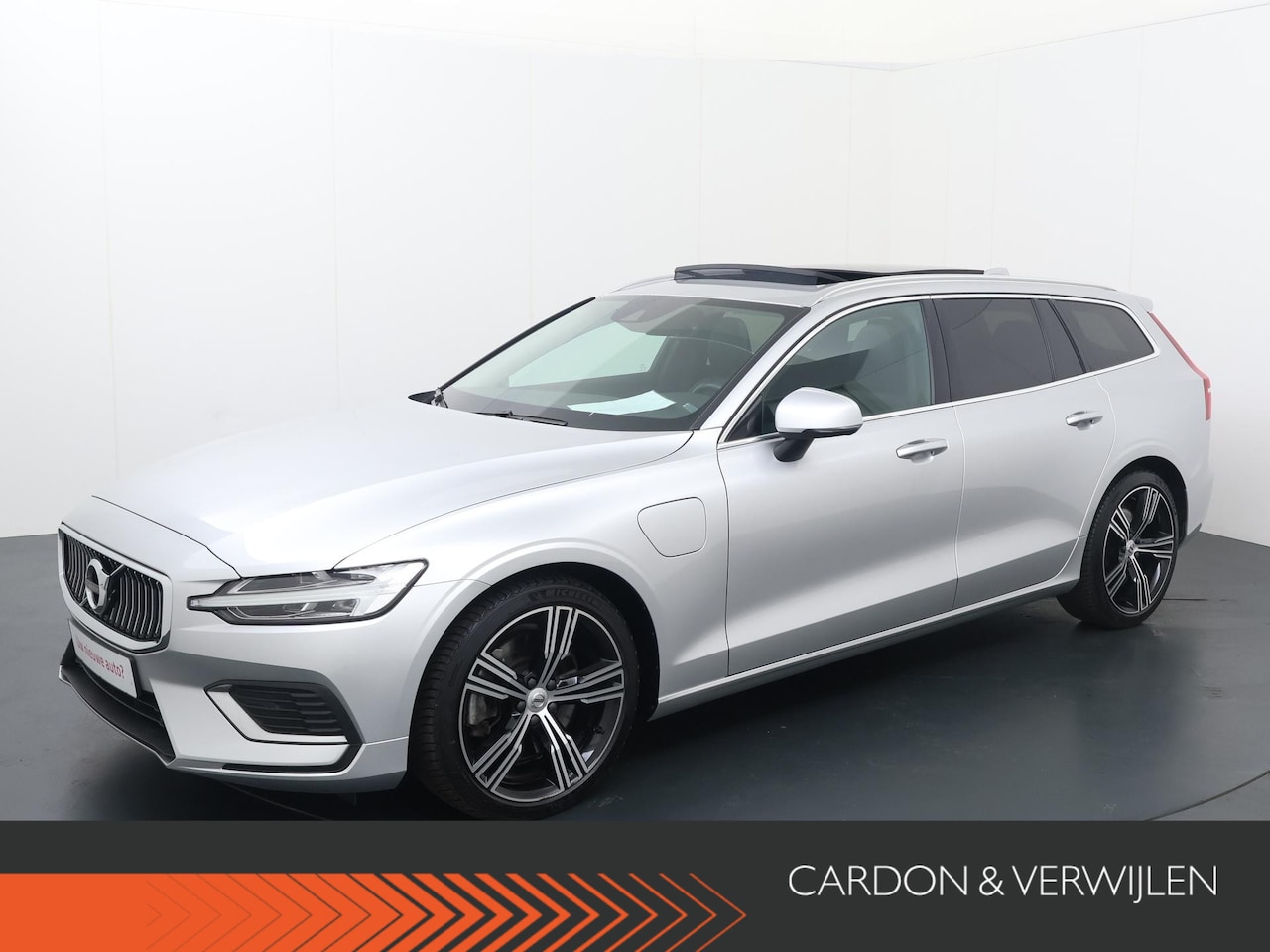 Volvo V60 - 2.0 T6 Recharge AWD Inscription | 340 PK | Panoramadak | Lederen bekledingen | Stoelverwar - AutoWereld.nl