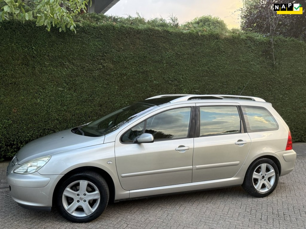 Peugeot 307 SW - 1.6 16V Premium/ Glazendak/Leer/ 7 pers. - AutoWereld.nl