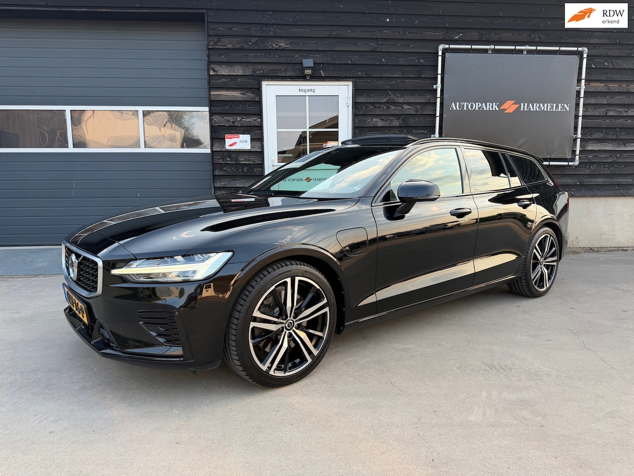 Volvo V60 - 2.0 T8 R Design AWD PHEV Pano Leder Hud Camera - AutoWereld.nl