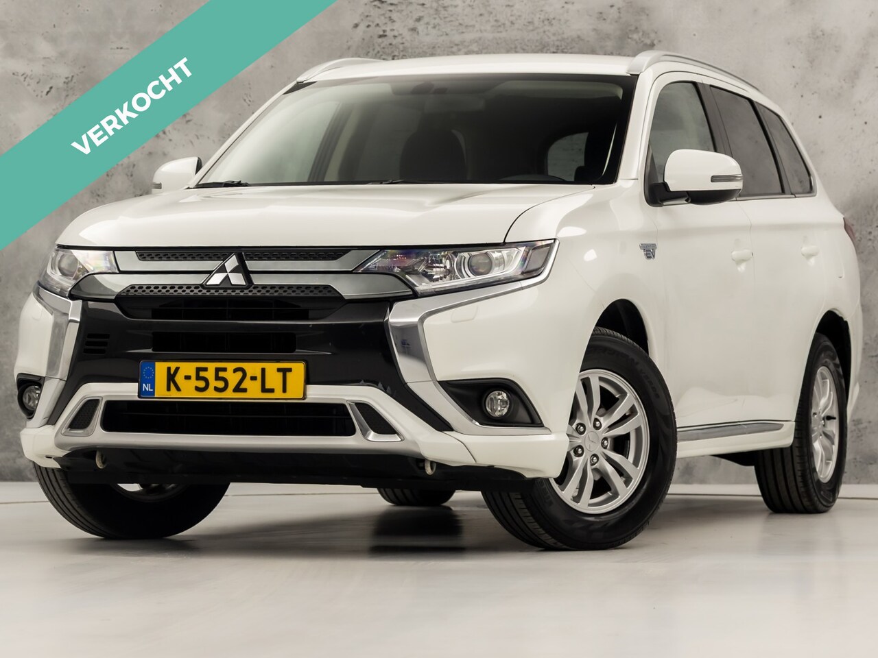 Mitsubishi Outlander Sport - 2.4 PHEV 225Pk Automaat (APPLE CARPLAY, 1e EIGENAAR, NAVIGATIE, CAMERA, GETINT GLAS, STOEL - AutoWereld.nl