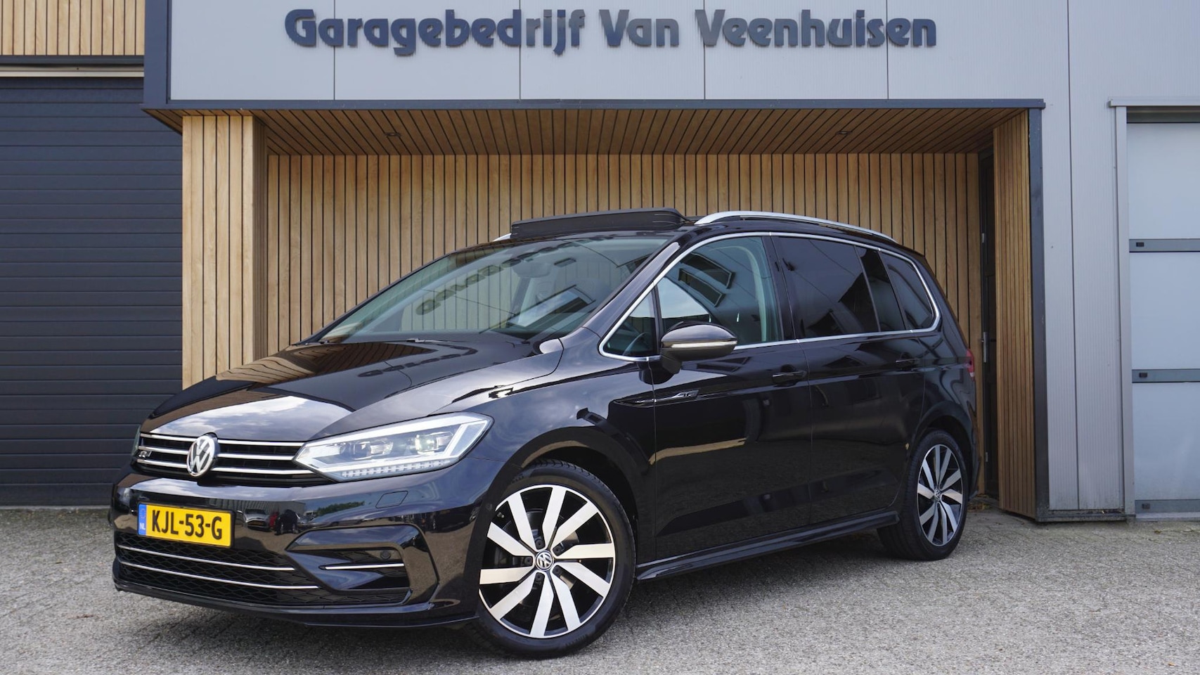Volkswagen Touran - 1.5 TSI 150pk R-Line & Highline 7-Zits Pano.Dak 18inch LM LED Adaptive Cruise Control A-Ca - AutoWereld.nl