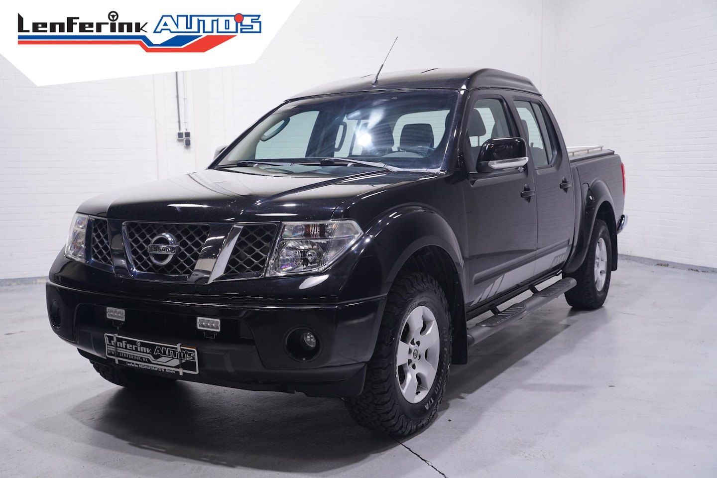 Nissan Navara - 2.5 dCi LE Double Cab 5 persoons uitv Airco - AutoWereld.nl