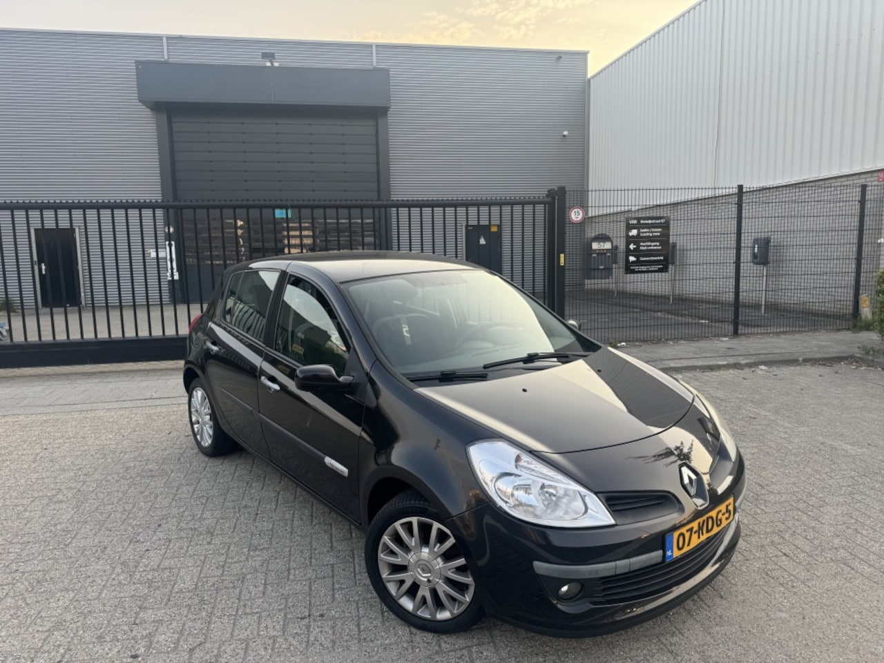 Renault Clio - 1.2 TCE Rip Curl Clima Cruise 100Pk - AutoWereld.nl