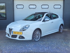 Alfa Romeo Giulietta - 1.4 T M-Air Distinctive | Schuif-/kanteldak | Climate Control | LM 18'' | Getint glas