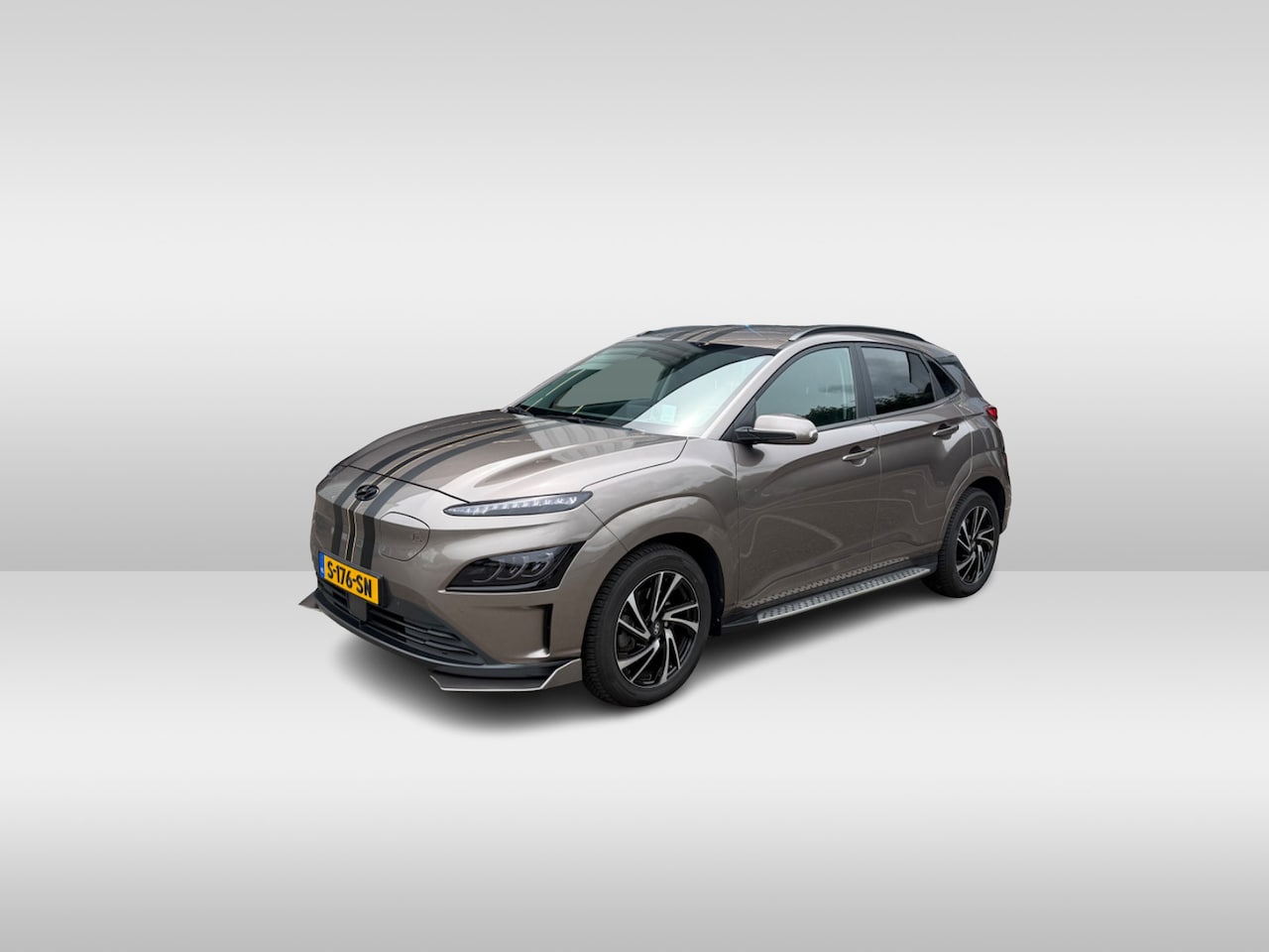 Hyundai Kona Electric - EV Premium 64 kWh / Trekhaak / Camera / Head-up / Leder / CarPlay / Keyless / 17'' / Stoel - AutoWereld.nl