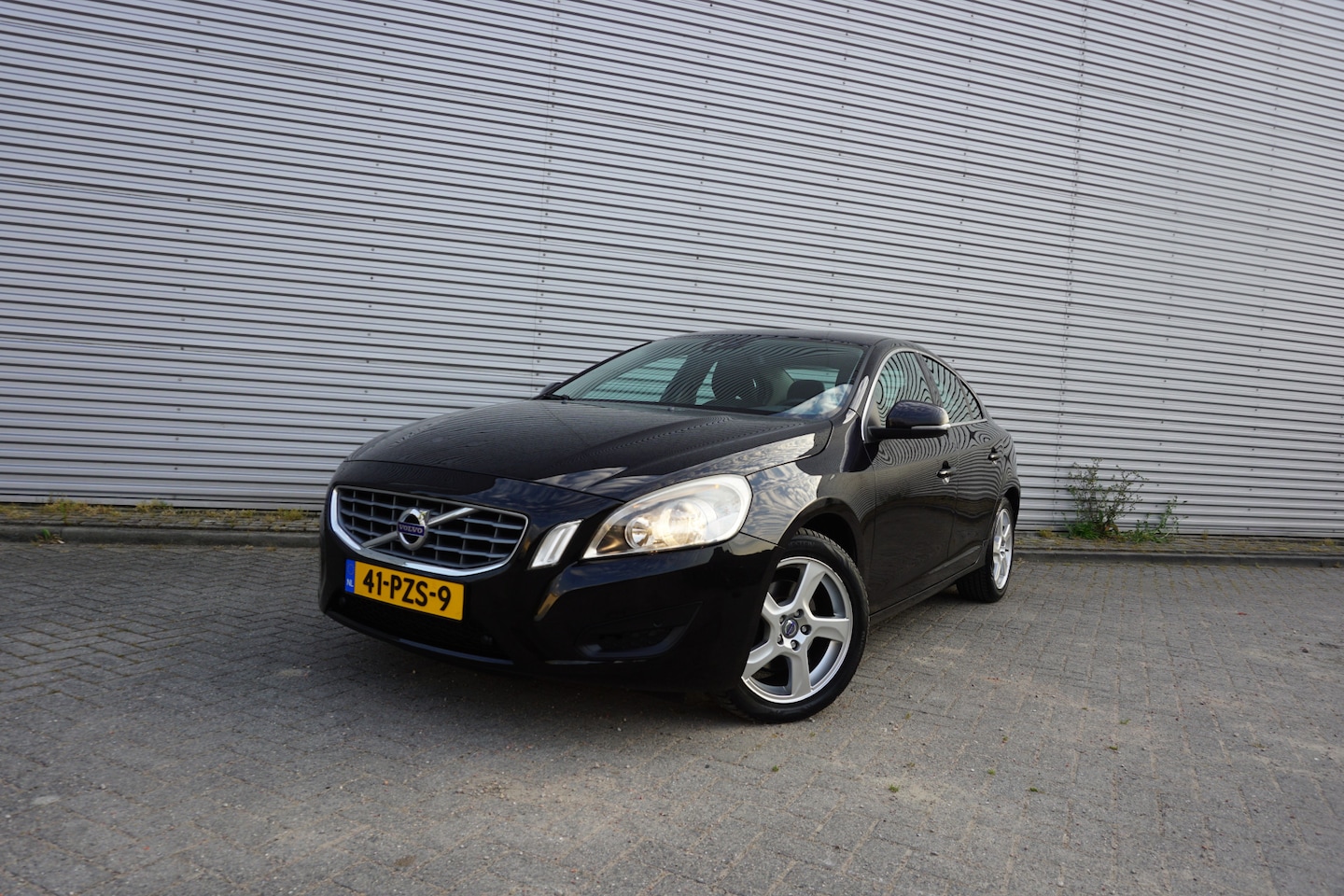 Volvo S60 - 1.6 T4 Momentum AUTOMAAT - Climate / Navi / Cruise / Parkeers. / Trekhaak / Lm velgen / NA - AutoWereld.nl