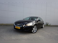 Volvo S60 - 1.6 T4 Momentum AUTOMAAT - Climate / Navi / Cruise / Parkeers. / Trekhaak / Lm velgen / NA