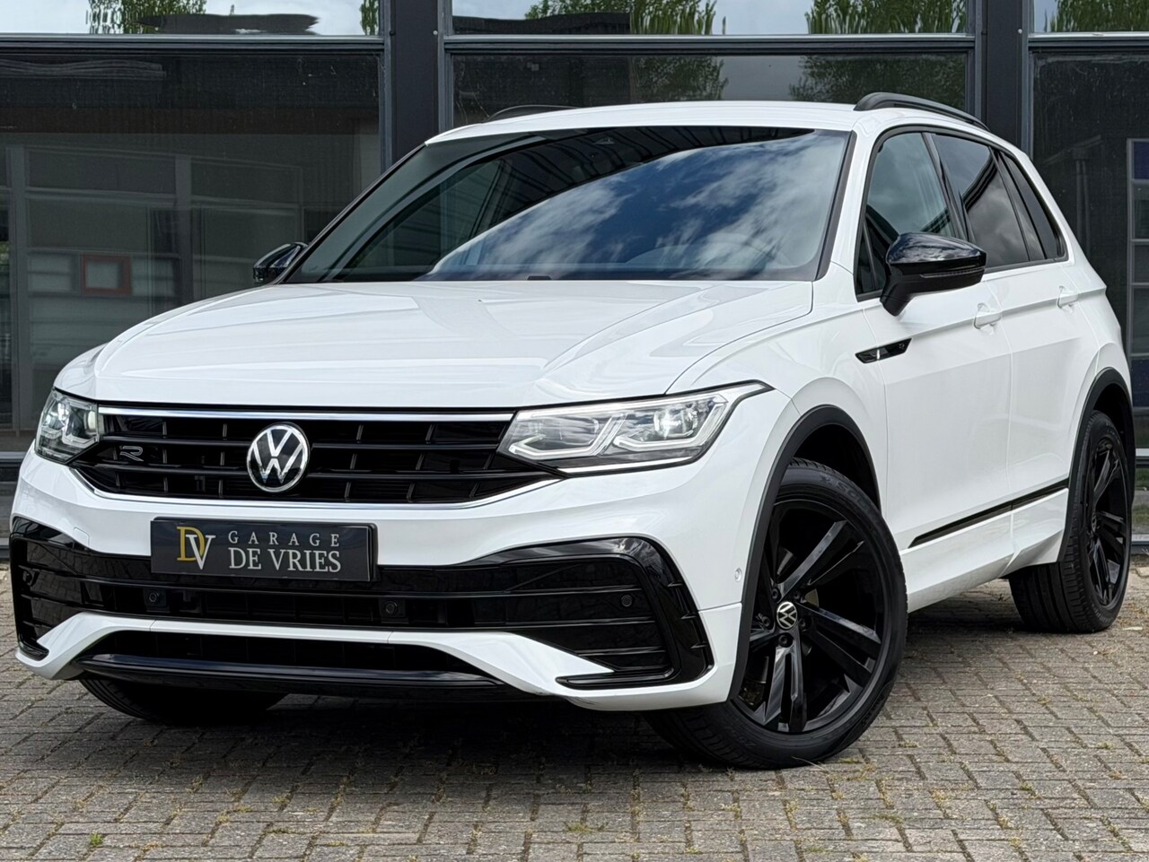 Volkswagen Tiguan - 1.5 TSI R-Line Black Style DSG ACC Full Option 1800KG Trekgewicht Trekhaak Garantie - AutoWereld.nl