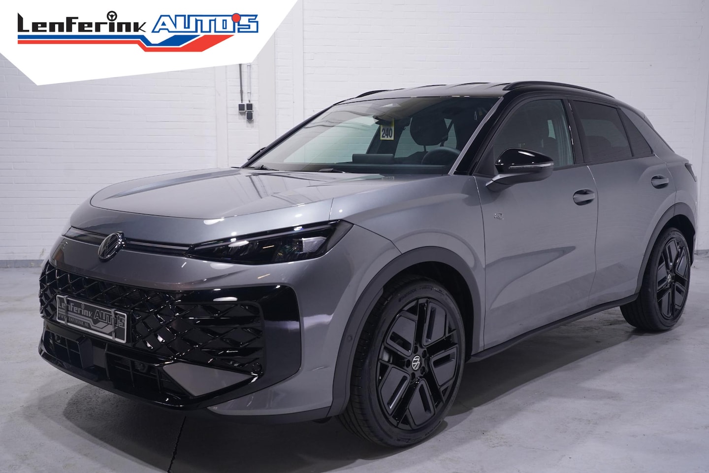 Volkswagen T-Roc - R-Line First Edition IQ.light Apple Carplay Black style Stoel-/stuur verwarming 19 Inch Ca - AutoWereld.nl