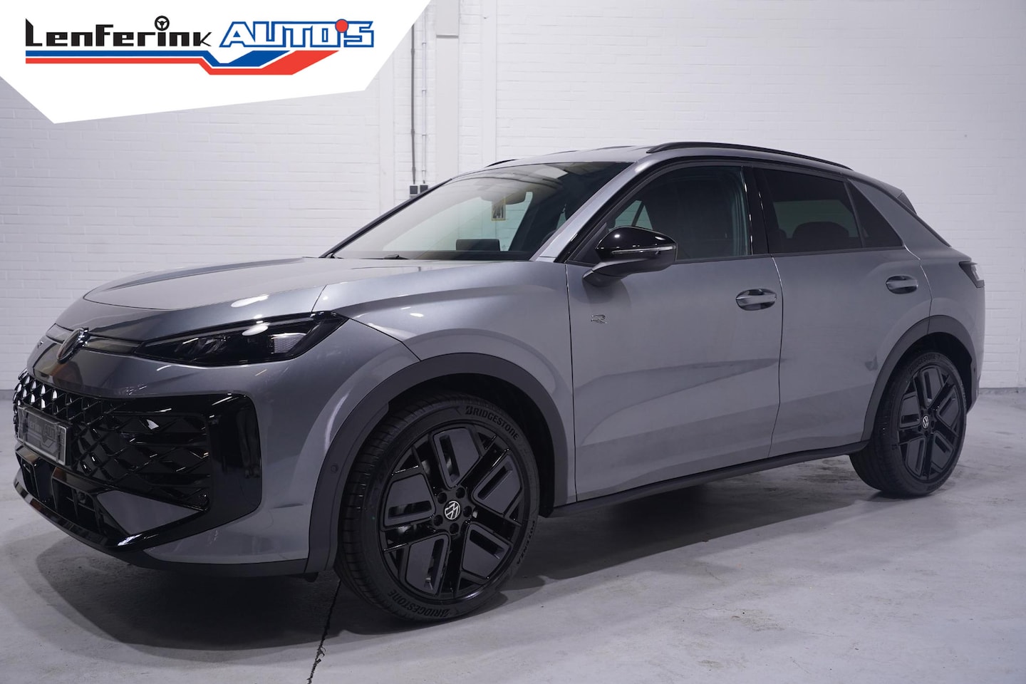 Volkswagen T-Roc - 1.5 eTsi R-Line First Edition IQ.light Apple Carplay Black style Stoel-/stuur verwarming 1 - AutoWereld.nl