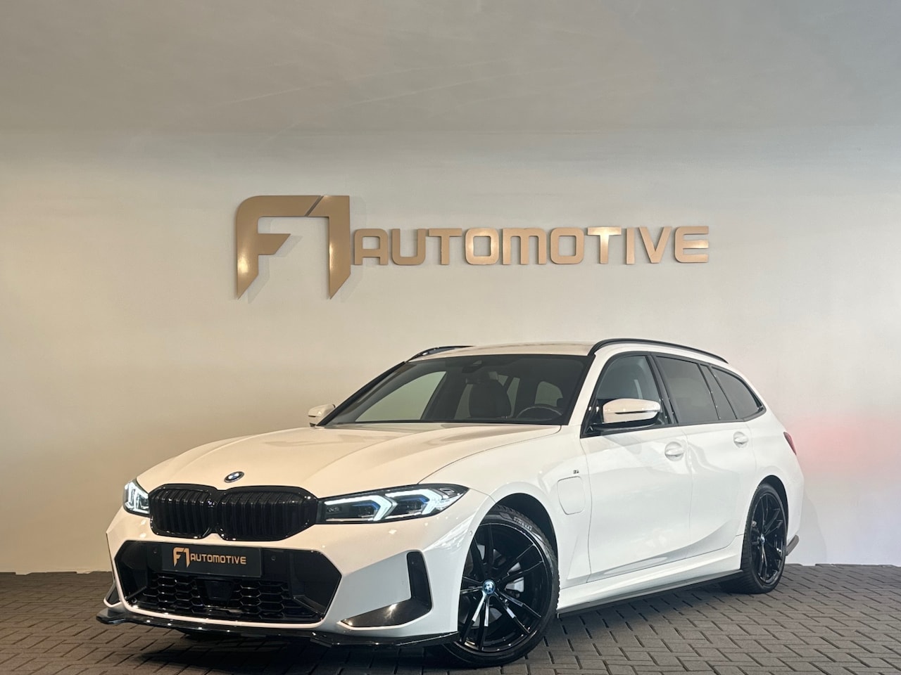 BMW 3-serie Touring - 330e M Sport HuD|Keyless|Sfeer|Camera - AutoWereld.nl