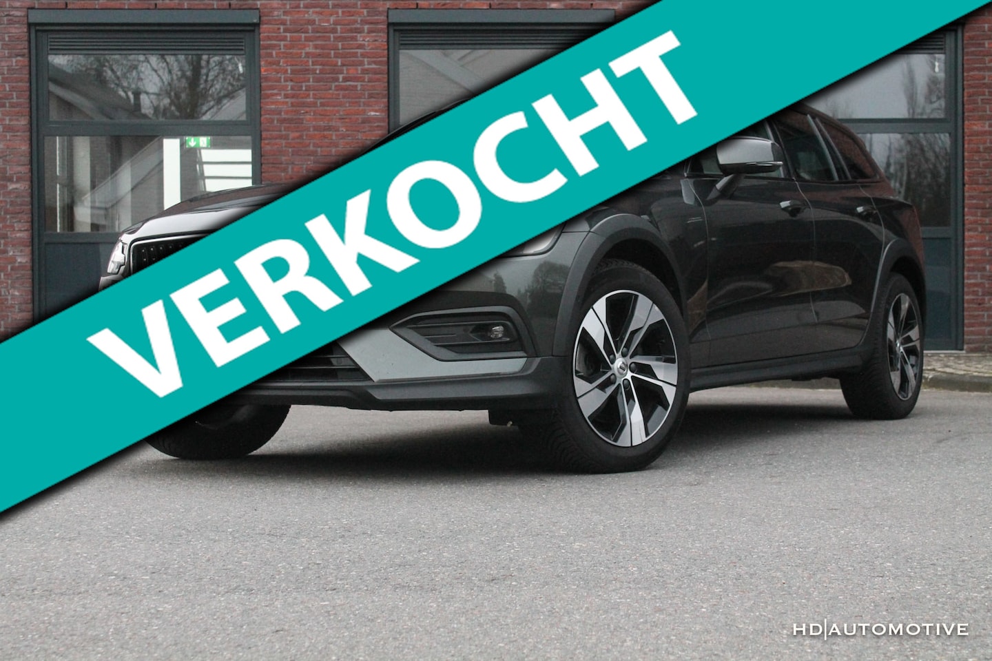 Volvo V60 Cross Country - 2.0 B5 AWD 250PK Ultimate Trekhaak - AutoWereld.nl