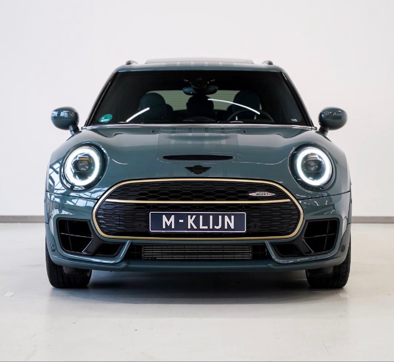 MINI Clubman - 2.0 JCW ALL4 John Cooper Works Untold Edition F1 306pk/Sage green/Uniek/Vol - AutoWereld.nl