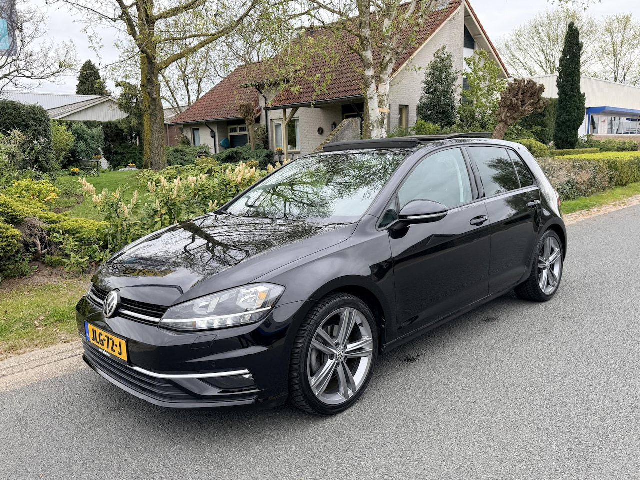 Volkswagen Golf - 1.5 TSI DSG 150PK R-Line•Pano•Navi•Camera - AutoWereld.nl
