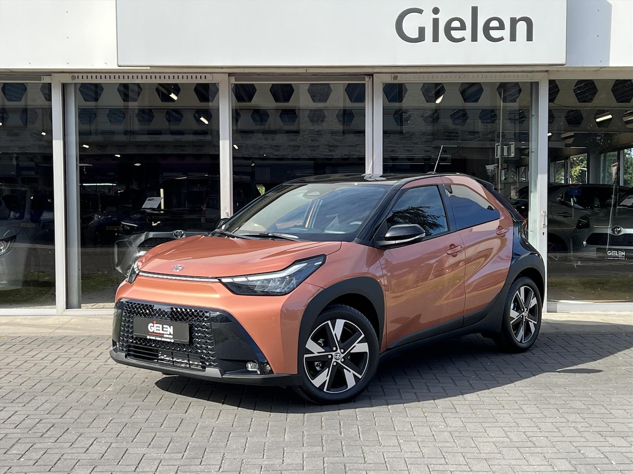 Toyota Aygo X - 1.5 Hybrid Pulse | Cinnamon, Bi-Tone, Stoelverwarming, Climate control, Keyless, Parkeerse - AutoWereld.nl