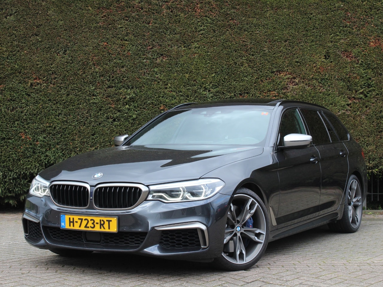 BMW 5-serie Touring - M550d xDrive High Executive | BTW auto | Apple car play | Panoramadak - AutoWereld.nl