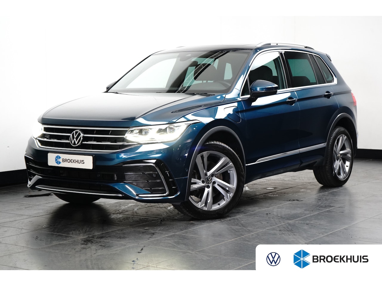 Volkswagen Tiguan - 1.4 TSI eHybrid DSG-6 R-Line Business | TREKHAAK | PANORAMADAK | 19 INCH | AUTO. A. KLEP | - AutoWereld.nl