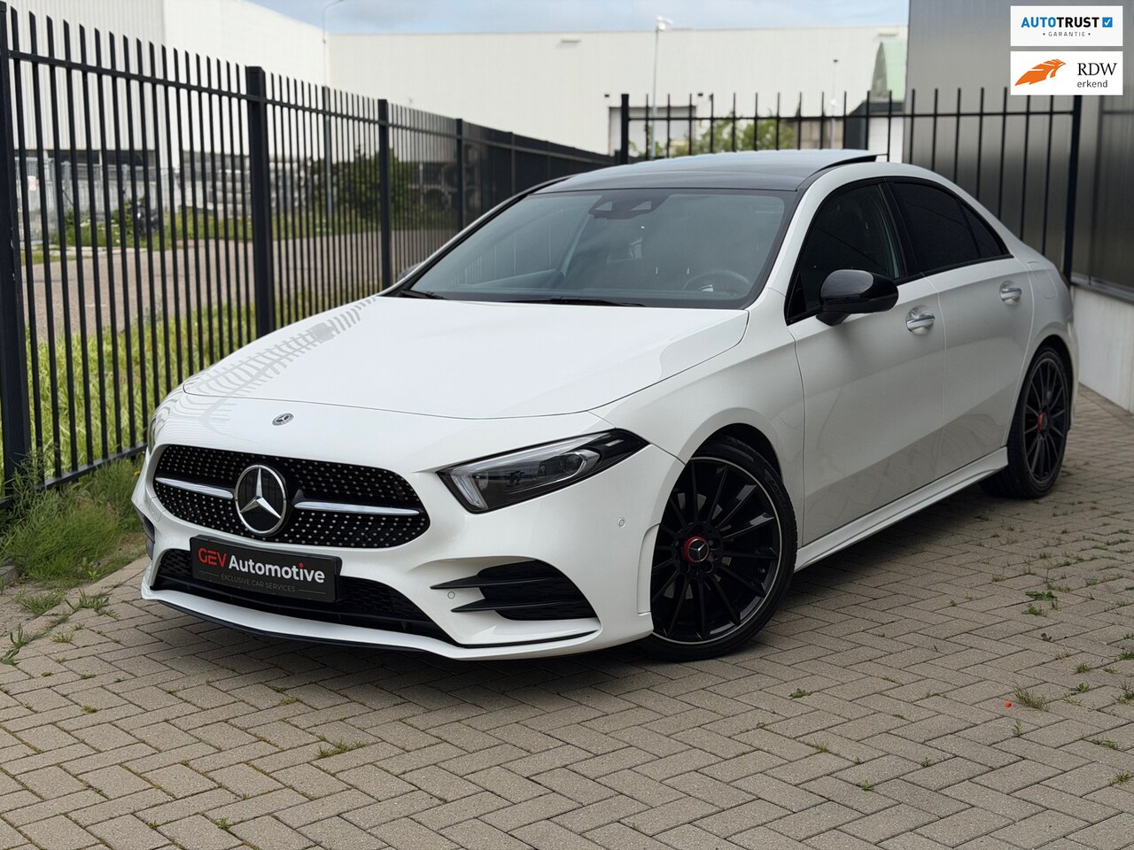 Mercedes-Benz A-klasse - 200 AMG Night Pano Ambient Carplay Memory Camera Multibeam - AutoWereld.nl
