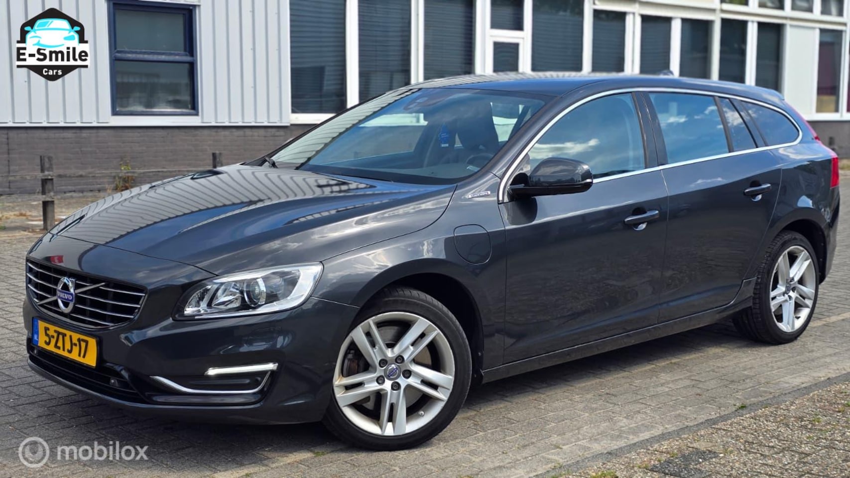 Volvo V60 - 2.4 D5 R-Design/PDC/AdaptiveCruise/Airco/APK! - AutoWereld.nl