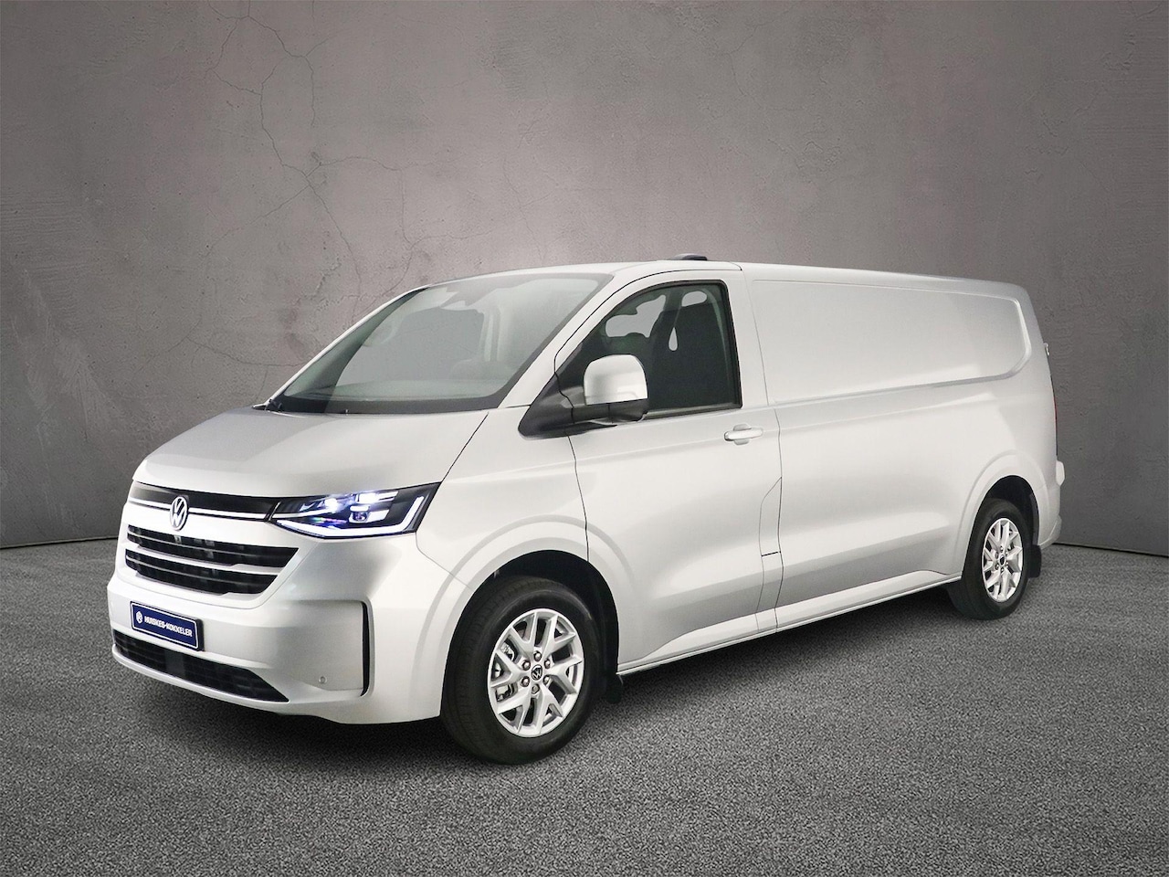 Volkswagen Transporter - T7 2.5 eHybrid 233pk L2 Bulli T7 2.5 eHybrid 233pk L2 Bulli | Plug-in Hybrid | Stoel + stu - AutoWereld.nl