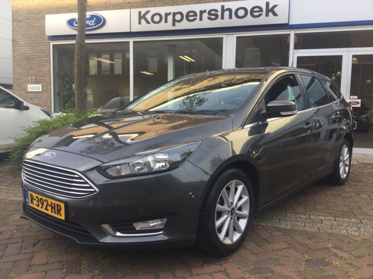 Ford Focus Wagon - 1.0 EB 125 pk Titanium Wagon | Nw. Distributie | Leder | TH. - AutoWereld.nl