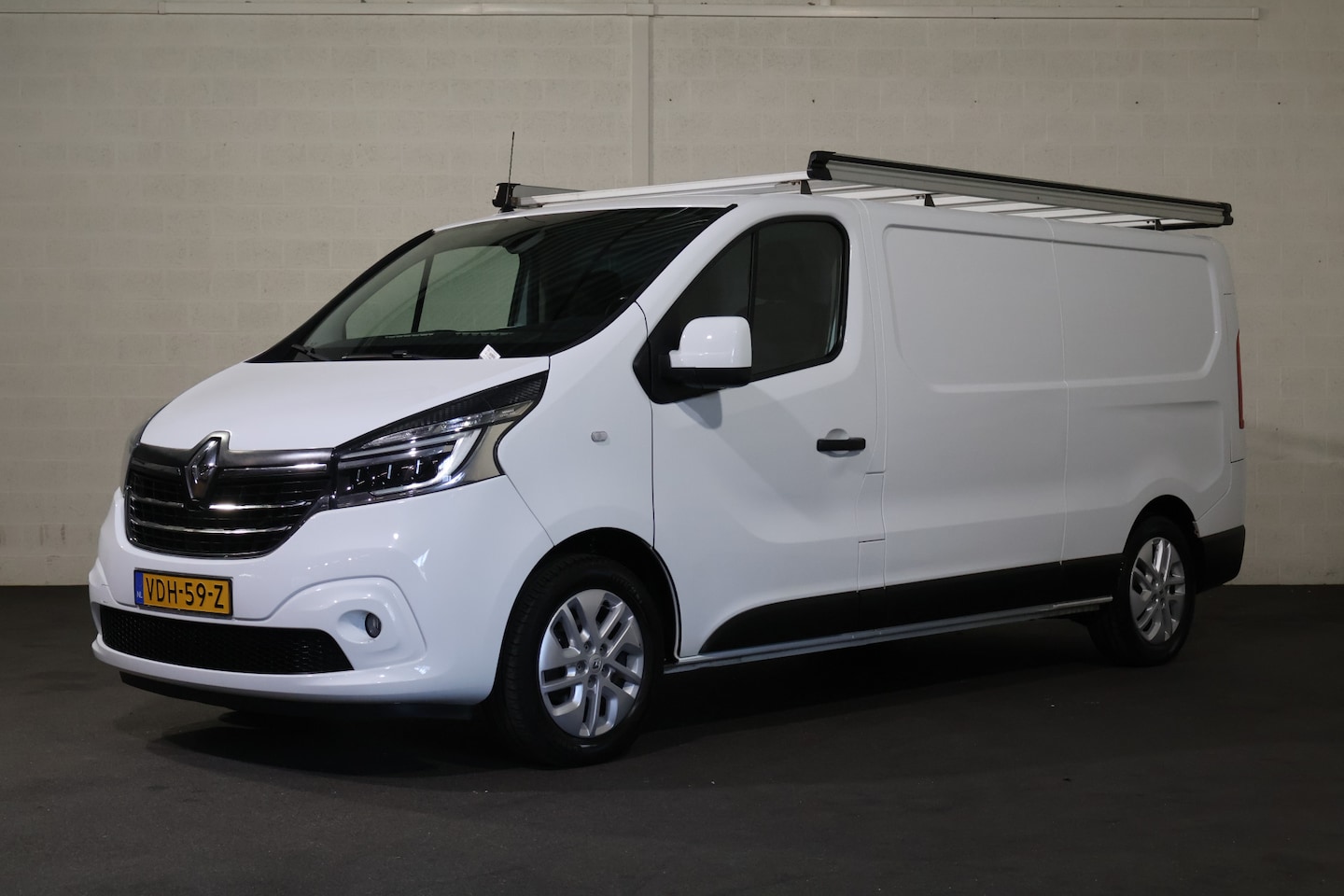 Renault Trafic - 2.0 dCi 170pk L2 H1 Airco Navigatie Camera Imperiaal - AutoWereld.nl