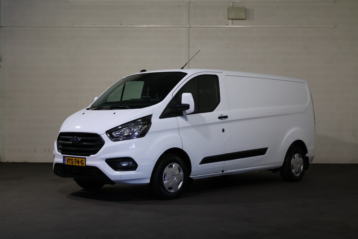 Ford Transit Custom - 2.0 TDCI 130pk L2 H1 Trend Airco Camera Apple Carplay - AutoWereld.nl