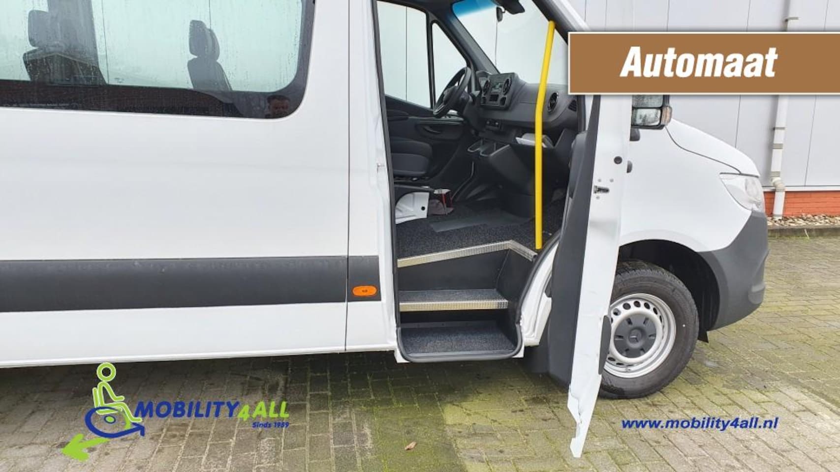 Mercedes-Benz Sprinter - FIT5 vloer: 8 klapstoelen, 4 rolstoelplekken - AutoWereld.nl