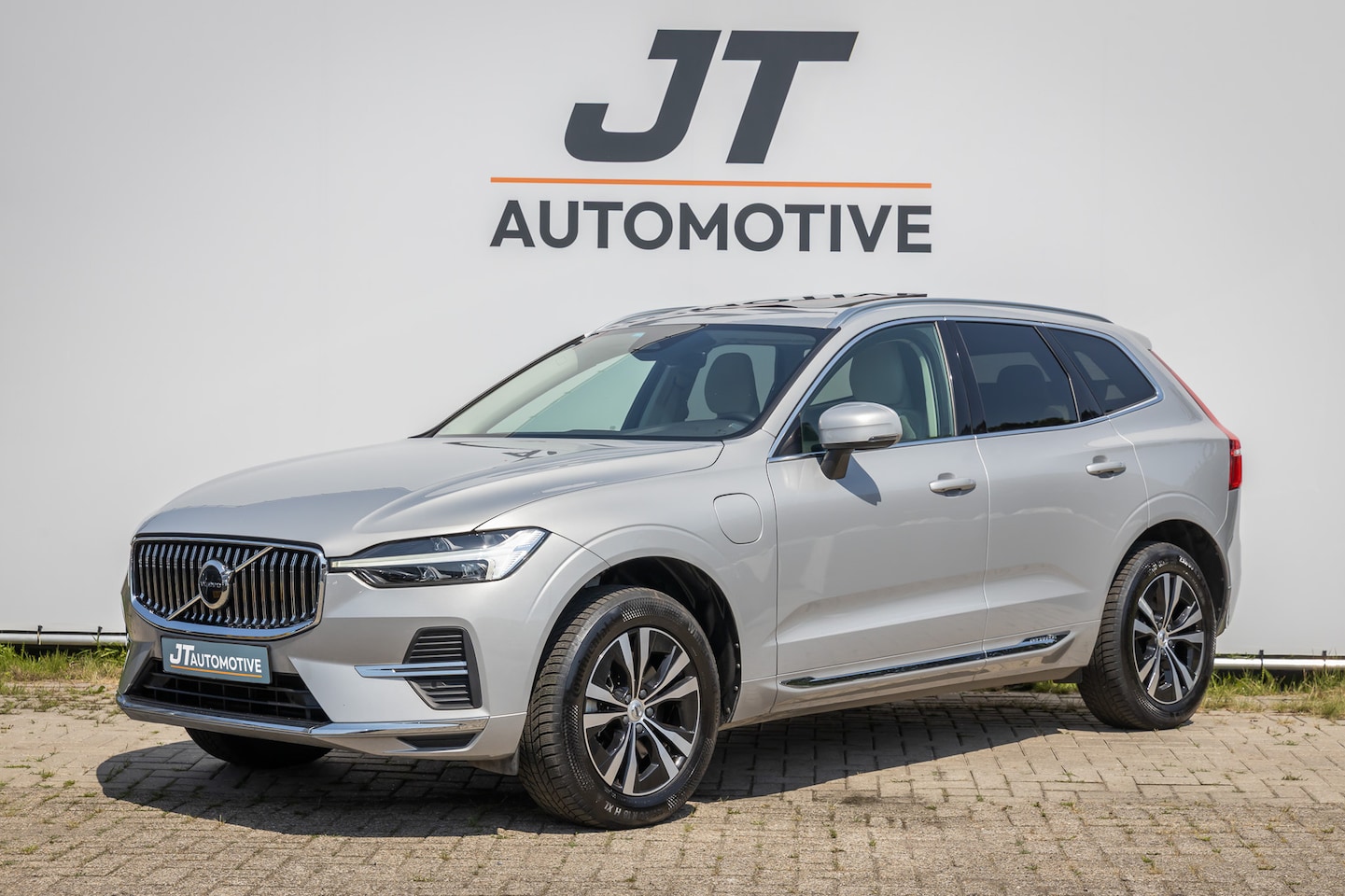 Volvo XC60 - 2.0 T6 AWD C. Bright Pano | Elektrische stoelen | Adaptive cruise | Voorruitverwarming | C - AutoWereld.nl