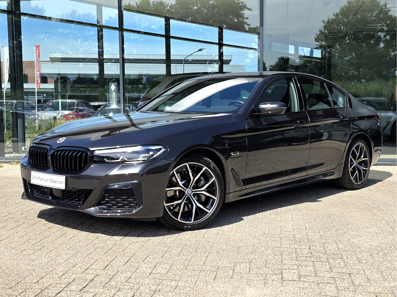 BMW 5-serie - 530e M Sport Automaat / Trekhaak / Comfortstoelen / Comfort Access / Stoelverwarming / Par - AutoWereld.nl