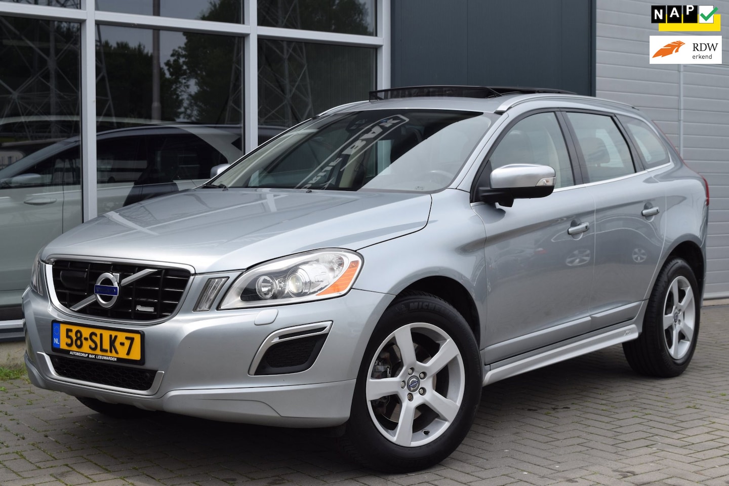 Volvo XC60 - 2.0 T5 R-Design | Vol Optie ! | NAP + APK 6-2027 - AutoWereld.nl