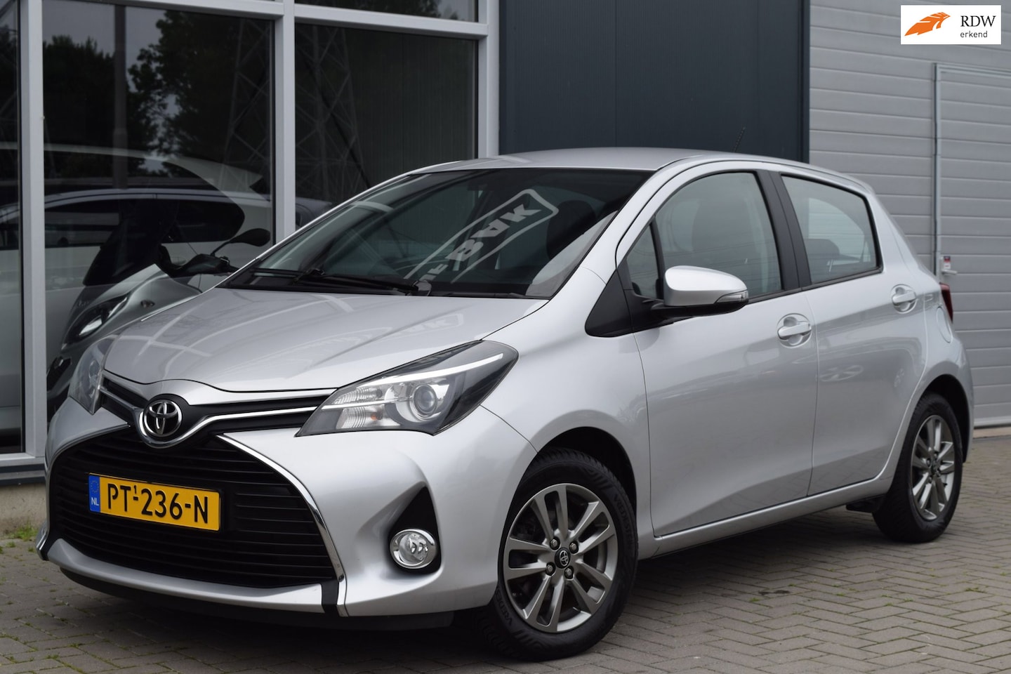 Toyota Yaris - 1.3 VVT-i Lounge | Airco | Camera | APK 6-2027 - AutoWereld.nl
