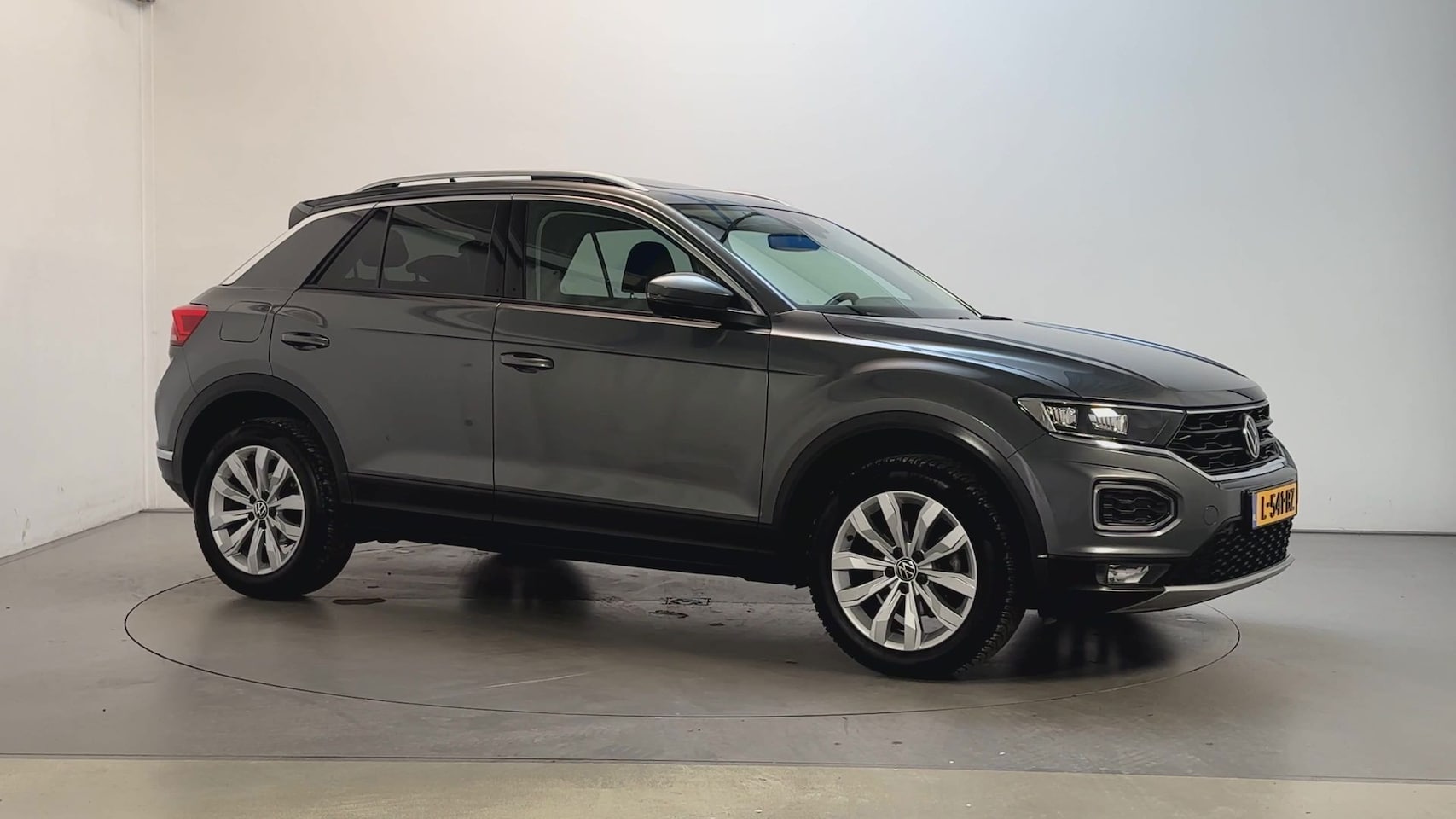 Volkswagen T-Roc - 1.0 TSI Style Business Panoramadak Virtual Cockpit Stoelverwarming Camera - AutoWereld.nl
