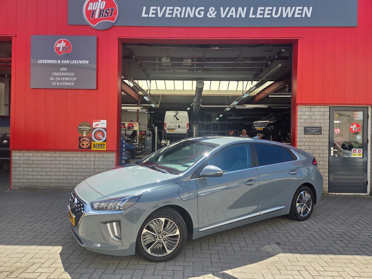 Hyundai IONIQ - 1.6 GDi PHEV Premium/ Navigatie/ Stoel en stuur verwarming/ Parkeersensoren V+A/ Rijklaarp - AutoWereld.nl