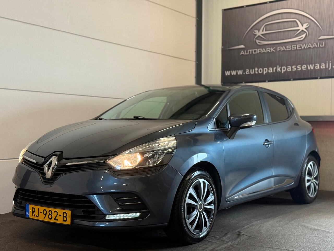 Renault Clio - 0.9 TCe Zen Cruise Control, Achteruitrijcamera, Airco, Keyless Start, Elek Ramen, NAP, Vol - AutoWereld.nl