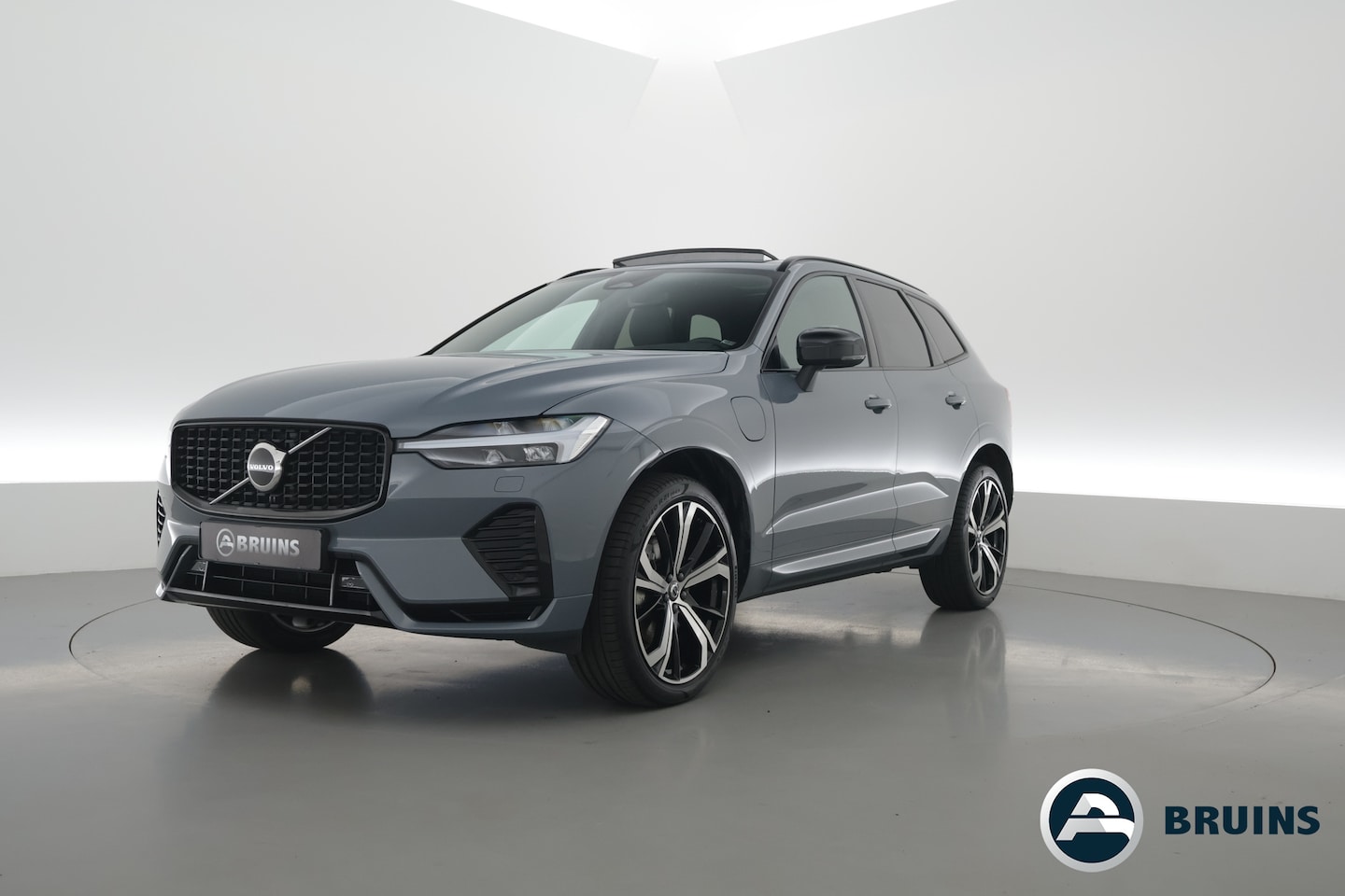 Volvo XC60 - 2.0 T6 Plug-in hybrid AWD Plus Dark | Prijs rijklaar | Pano | H&K Audio | Trekhaak | Elek. - AutoWereld.nl