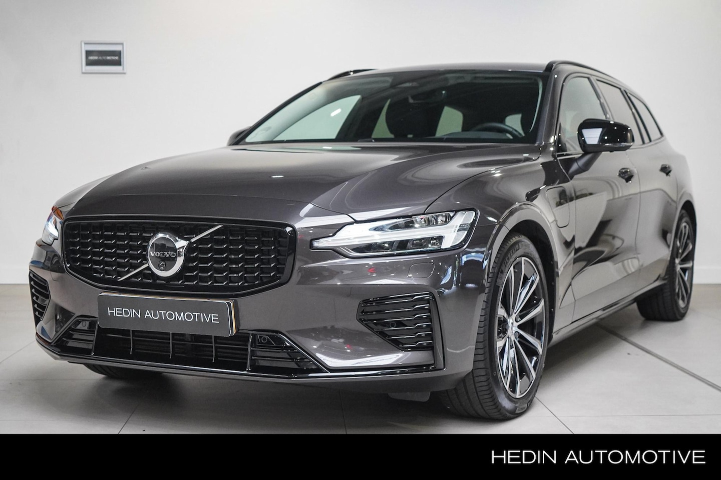 Volvo V60 - T6 Plug-in hybrid AWD Plus Dark 350pk | Trekhaak | 360 Graden Rondom Camera | Harman/Kardo - AutoWereld.nl